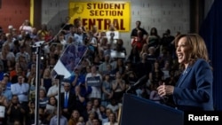 Wakil Presiden AS Kamala Harris berbicara dalam sebuah kampanye di West Allis, Wisconsin, pada 23 Juli 2024. (Foto: Reuters/Kevin Mohatt)