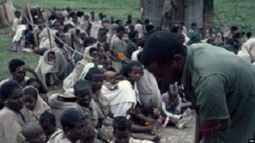 Penduduk di Ethiopia yang mengalami kekurangan pangan tengah menanti distribusi bantuan makanan (foto dokumentasi).