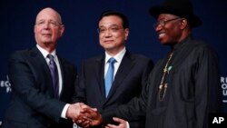 Pendiri forum ekonomi dunia Klaus Schwab, PM China Li Keqiang dan Presiden Nigeria, Goodluck Jonathan di Abuja, Kamis (8/5). 