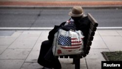 Seorang perempuan tunawisma duduk di bangku di pusat kota Washington, 1 September 2015. Sekelompok pensiunan berbahasa Rusia di Los Angeles memutuskan untuk membantu tunawisma tidak merasa sendirian. (Foto: Reuters)