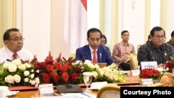 Presiden Joko Widodo memimpin Rapat Terbatas antisipasi penyebaran virus Corona di Istana Kepresidenan Bogor, Jakarta. (Foto dok: Biro Setpres)