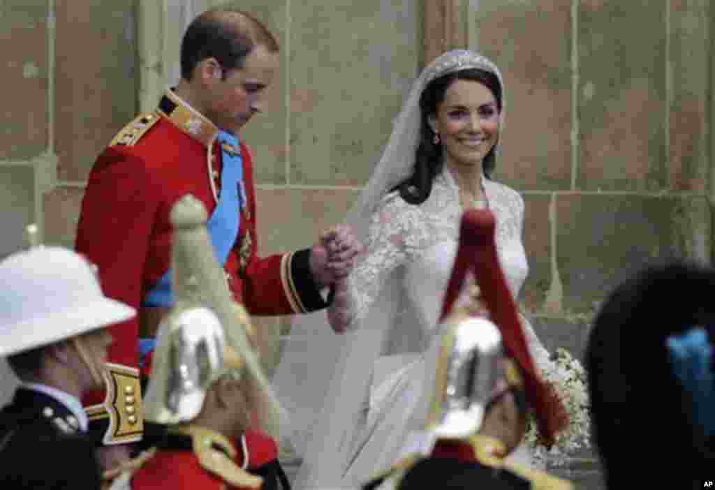 Britain's Prince William and his wife Kate, Duchess of Cambridge, leave Westminster Abbey at the Royal Wedding in London, Friday, April 29, 2011 (AP Photo/Gero Breloer)