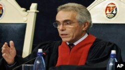 The Inter American Court of Human Rights judge Diego Garcia Sayan gestures as he speaks on July 14, 2009 in La Paz, during a session on the case of the massacre of 250 indigenous people in Dos Erres, Guatemala, in December 7, 1982, during the dictatorship