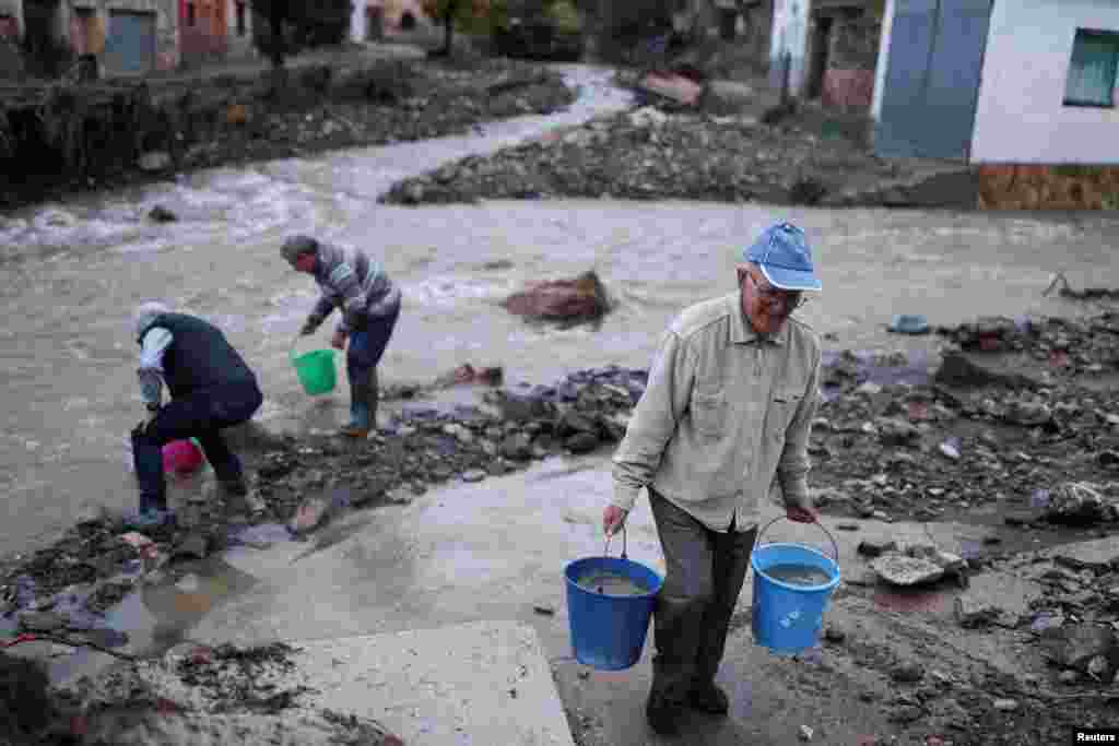 Muchos de los residentes contaron cómo las personas se subían a los techos de sus coches para resguardarse, mientras una&nbsp;corriente&nbsp;agitada de agua marrón corría por las calles, arrancando árboles y arrastrando trozos de mampostería de los edificios.