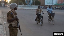 一名军人布基纳法索军方和反对派11月2日在首都瓦加杜古谈判。一名士兵在谈判地点的建筑物外面守卫。