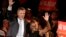 El candidato demócrata a alcalde, Bill De Blasio, junto a su esposa Chirlane saluda a sus seguidores al cierre de la votación en Nueva York.