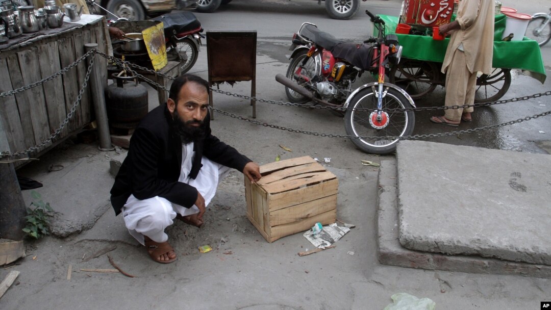 Mustafa Kharal, pengacara Alm. Farzana Parveen menunjukkan lokasi pembunuhan terhadap kliennya di Lahore (28/5).