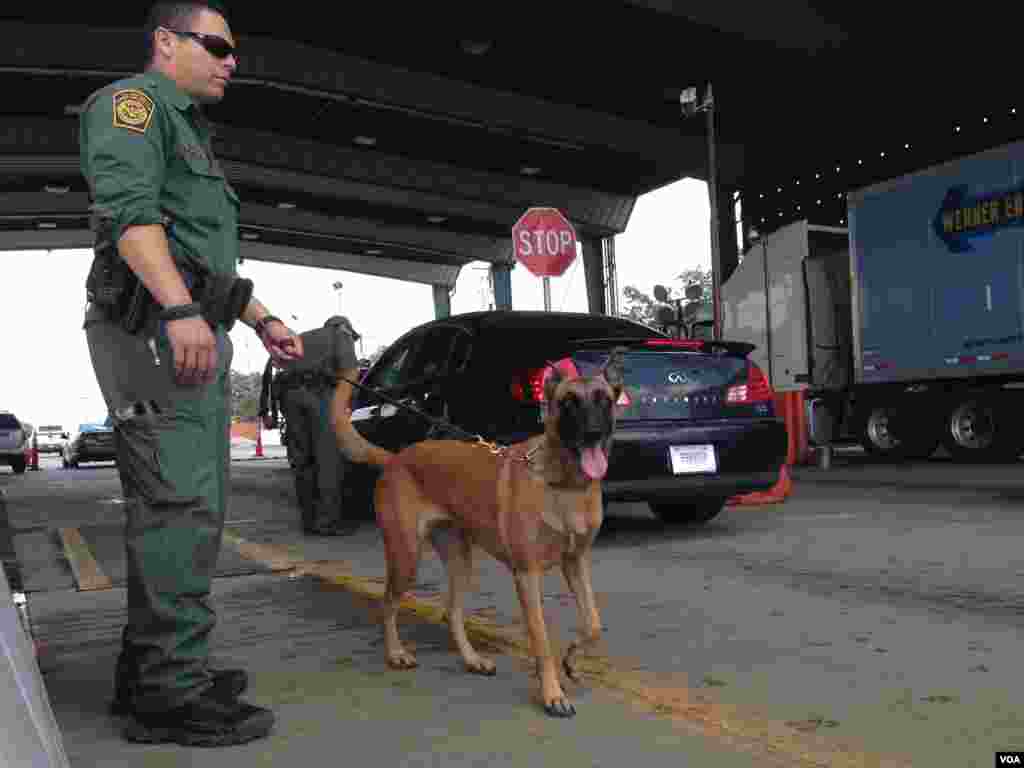 Agentes de la patrulla fronteriza tienen contacto con los más de 7.000 a 10.000 conductores que pasan por este punto en su camino a San Antonio Texas o Houston. Los agentes preguntan a los conductores si son ciudadanos americanos o no y que tipo de documentación poseen de tener otra nacionalidad. [Foto: Celia Mendoza, VOA].