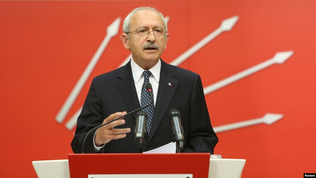 Pemimpin partai oposisi utama Turki, Partai Rakyat Republik (CHP), Kemal Kilicdaroglu berbicara pada konferensi pers di Ankara, Minggu (16/4). 