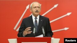 Pemimpin partai oposisi utama Turki, Partai Rakyat Republik (CHP), Kemal Kilicdaroglu berbicara pada konferensi pers di Ankara, Minggu (16/4). 