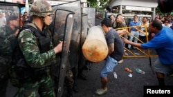 Protesters scuffle with soldiers during a rally at Victory Monument in Bangkok May 28, 2014. 