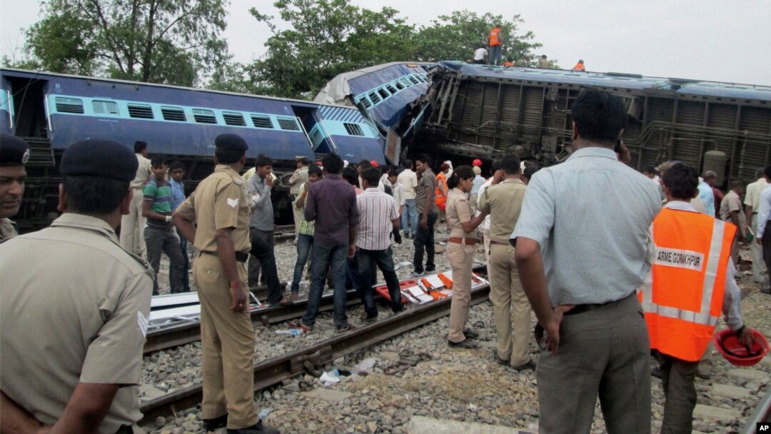 Rongsokan kereta api cepat Gorakhpur Express yang menabrak kereta api lainnya di Chureb, negara bagian Uttar Pradesh, Senin (26/5). 