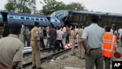 Rongsokan kereta api cepat Gorakhpur Express yang menabrak kereta api lainnya di Chureb, negara bagian Uttar Pradesh, Senin (26/5). 