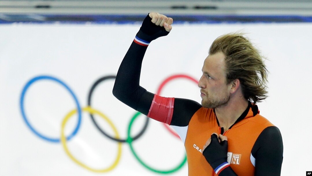 Michel Mulder dari Belanda mengepalkan tangan kanannya setelah menyelesaiakan putaran pertandingan keduanya pada cabang 500 meter speed skating, pada Olimpiade Musim Dingin di Sochi, Rusia (10/2).