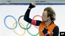 Michel Mulder dari Belanda mengepalkan tangan kanannya setelah menyelesaiakan putaran pertandingan keduanya pada cabang 500 meter speed skating, pada Olimpiade Musim Dingin di Sochi, Rusia (10/2).