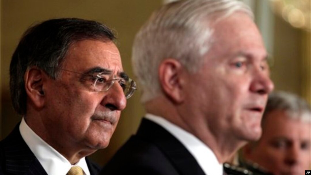 Los exsecretarios de Defensa, Robert Gates (en primer plano) y Leon Panetta (a la izquierda).