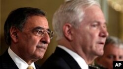 Los exsecretarios de Defensa, Robert Gates (en primer plano) y Leon Panetta (a la izquierda).