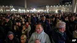 Fieles rezan el rosario nocturno en la Plaza de San Pedro del Vaticano por la recuperación del papa Francisco, el 24 de febrero de 2025.