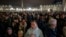 Fieles rezan el rosario nocturno en la Plaza de San Pedro del Vaticano por la recuperación del papa Francisco, el 24 de febrero de 2025.