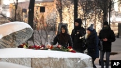 Stanovnici Sankt Peterburga polažu cveće u znak sećanja na Alekseja Navalnog (Foto: AP/Dmitry Serebryakov)