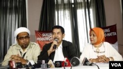 Tim sukses Prabowo (dari kiri ke kanan) Ali Mochtar Ngabalin, Yunus Yosfiah, dan Marwah Daud Ibrahim, membantah pernyataan Wiranto yang menyatakan bahwa Prabowo telah dipecat dari militer, dalam keterangan pers di Jakarta (20/6). 