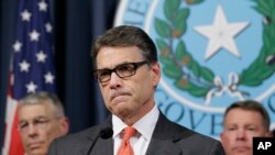 Le gouverneur du Texas, Rick Perry, annonçant son projet de renforcer la sécurité à la frontière avec le Mexique (Photo AP)