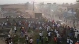 Orang-orang berlarian di Stadion Nzerekore, Guinea usai terjadinya bentrokan penggemar, 1 Desember 2024. (Foto: Medsos via Reuters)