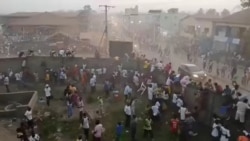 Orang-orang berlarian di Stadion Nzerekore, Guinea usai terjadinya bentrokan penggemar, 1 Desember 2024. (Foto: Medsos via Reuters)