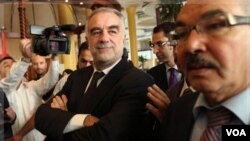 Ketua jaksa Mahkamah Kejahatan Internasional (ICC), Luis Moreno-Ocampo (tengah) saat berkunjung ke ibukota Libya, Tripoli (22/11).