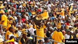 Des supporters en liesse lors d’un match entre Orlando Pirates et Kaizer Chiefs à Soweto, Afrique du Sud, 20 février 2010.