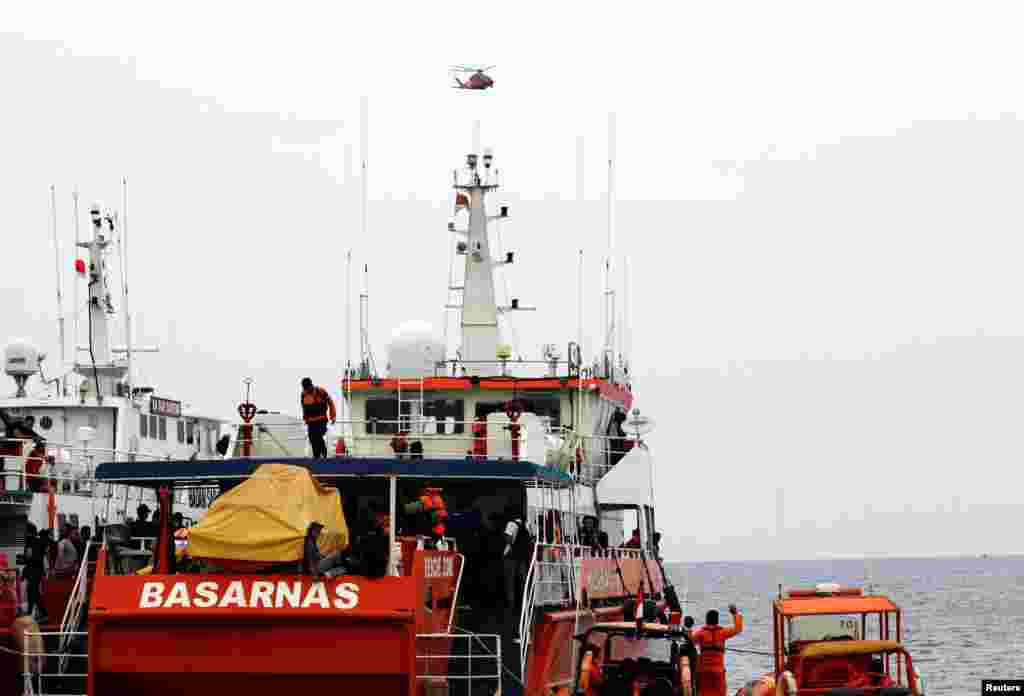 Sebuah helikopter tampak terbang di atas sebuah kapal penyelamat di lokasi jatuhnya pesawat Lion Air nomor penerbangan JT610 di lepas pantai Karawang, Jawa Barat, Indonesia, 30 Oktober 2018.