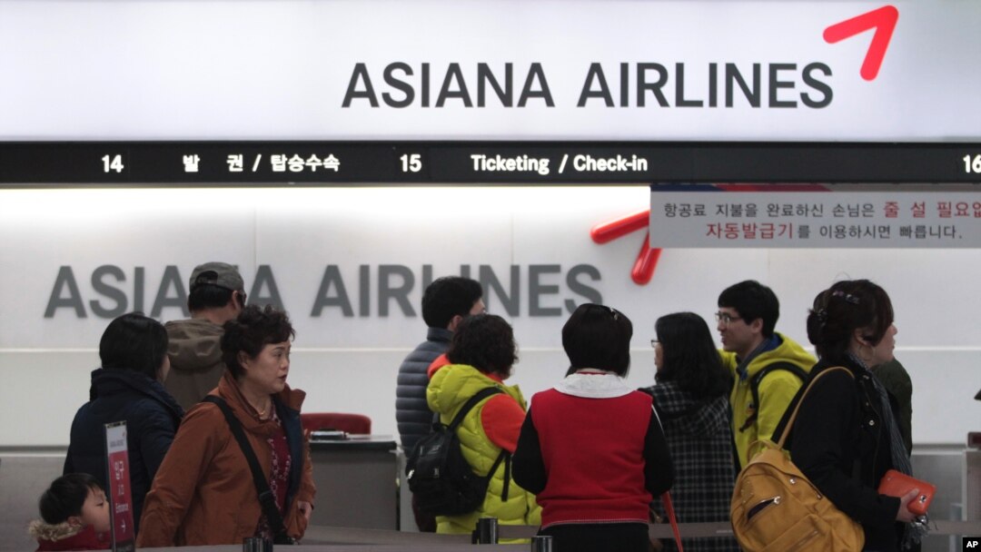 Para calon penumpang membeli tiket di loket tiket Asiana Airlines di Bandara Gimpo, Seoul, Korea Selatan, 8 November 2013.