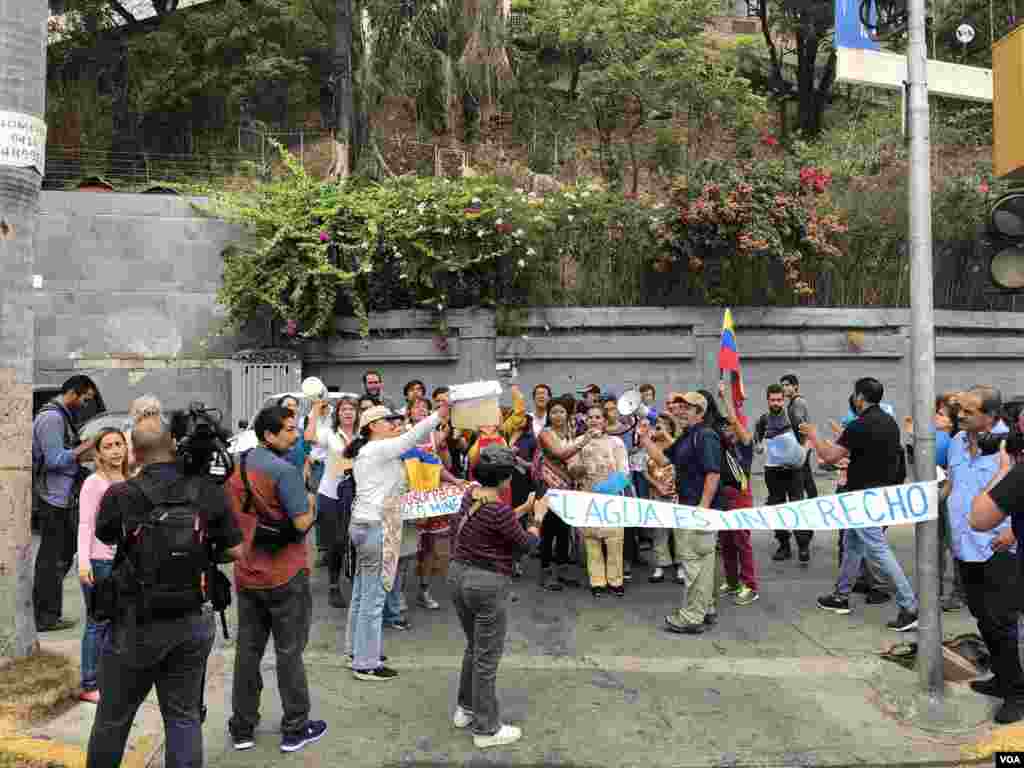 Muchos ciudadanos salieron a las calles de Caracas el lunes 22 de abril de 2019, para exigir agua limpia, medicina, y comida. 