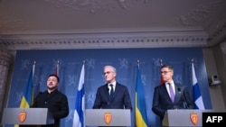 Фото: президент України Володимир Зеленський, Прем'єр-міністр Норвегії Йонас Гар Стьоре та президент Фінляндії Александер Стубб на спільній пресконференції 2- жовтня 2026 року в Осло. 