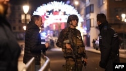 Des policiers discutent avec des militaires dans les rues de Strasbourg, après une fusillade, le 11 décembre 2018.