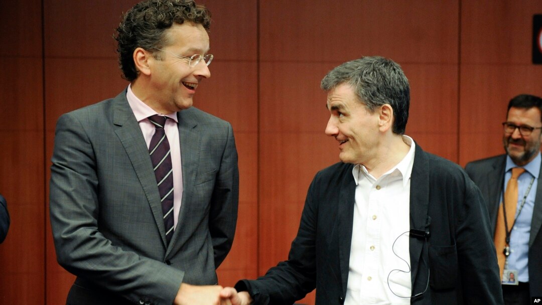 Menteri Keuangan Uni Eropa Jeroen Dijsselbloem (kiri) berjabat tangan dengan Menkeu Yunani, Euclid Tsakalotos dalam pertemuan di Brussels, Belgia (foto: dok).