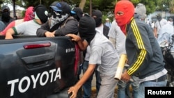 Partidarios del gobierno frente a una iglesia en Diriamba, Nicaragua, julio 9,2018. REUTERS / Oswaldo Rivas. El nuncio Apostólico de Nicaragua y varios obispos fueron agredidos por simpatizantes del gobierno afuera de una iglesia en Diriamba, al sur de Managua, una ciudad donde hubo una fuerte represión el domingo.