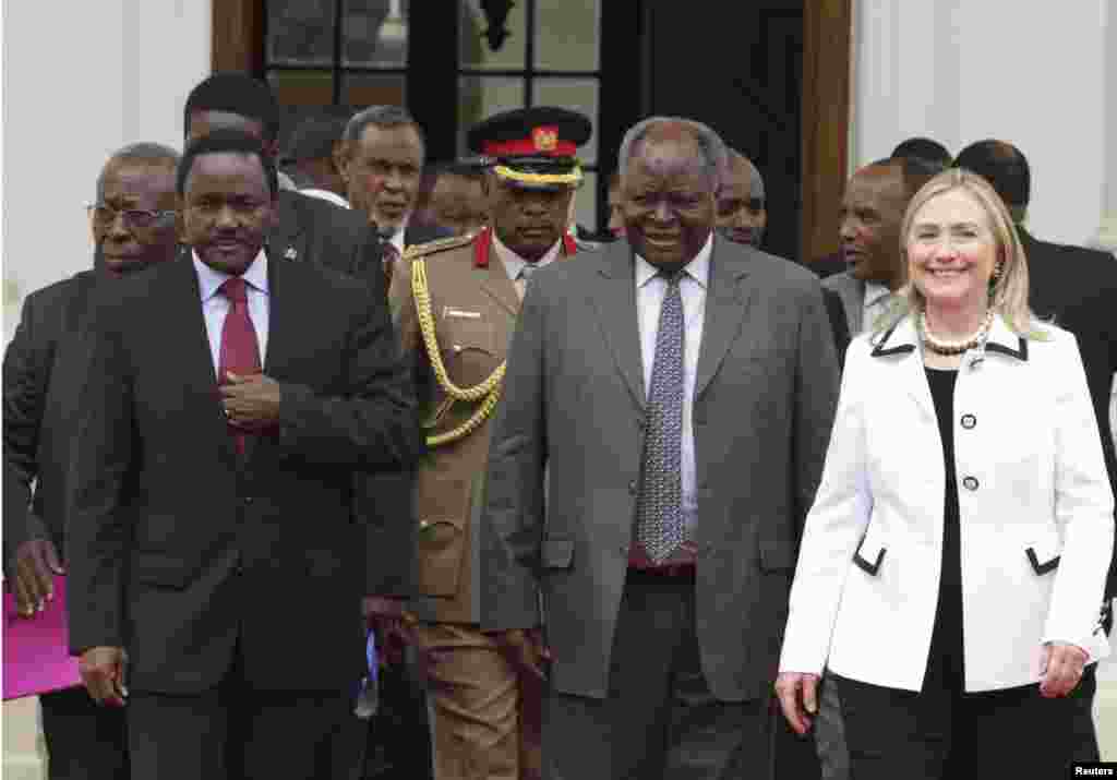 Presidente do Quénia, Mwai Kibaki (centro), ladeado pela secretária de Estado Hillary Clintone o vice-presidente Kalonzo Musyoka.