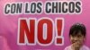 Une enfant se tient à côté d'une affiche avec l'inscription: "Touche pas aux enfants!" lors d'une manifestation contre les abus et la violence envers les enfants à Lima, au Pérou, le 8 février 2018.