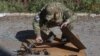 قطعاتی از یک پهپاد در محل حمله روسیه در خارکیف. مقامات اوکراینی می‌گویند این یک پهپاد انتحاری شاهد-۱۳۶ ساخت ایران است. (۱۴ مهر ۱۴۰۱)