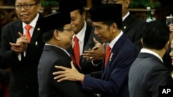 Ketua Umum partai Gerindra Prabowo Subianto mengucapkan selamat kepada Presiden Joko Widodo usai pelantikan Presiden di gedung DPR/MPR, Minggu (20/10).