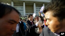 South Korean lawmaker Lee Seok-ki of the leftist Unified Progressive Party, center, is greeted by his supporters as he leaves the National Assembly in Seoul, South Korea, Sept. 4, 2013. 