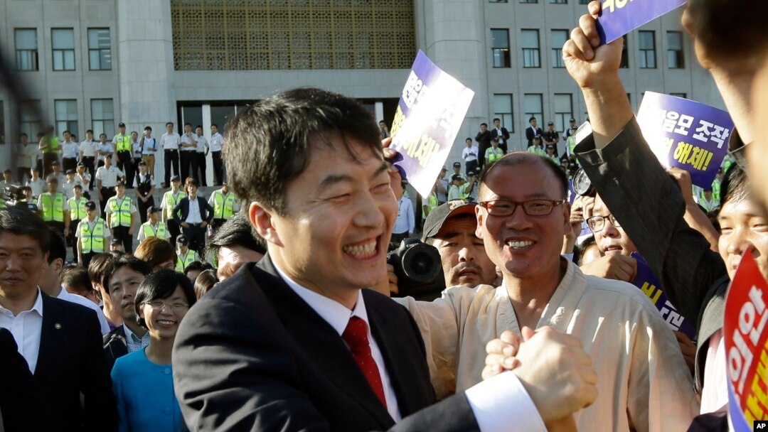 Pemimpin partai berhaluan kiri Korea Selatan, Partai Progresif Bersatu (UPP), Lee Seok-ki (tengah) disambut para pendukungnya di Seoul, Korea Selatan, 4 September 2013 (Foto: dok). 