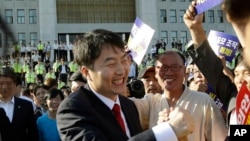 Pemimpin partai berhaluan kiri Korea Selatan, Partai Progresif Bersatu (UPP), Lee Seok-ki (tengah) disambut para pendukungnya di Seoul, Korea Selatan, 4 September 2013 (Foto: dok). 