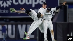 El jardinero de los Yankees de Nueva York, Alex Verdugo (izq.), el jardinero central Aaron Judge (c) y Juan Soto celebran después de vencer a los Reales de Kansas C. en el primer juego de la serie divisional de béisbol de la Liga Americana, el sábado 5 de octubre de 2024, en NY.