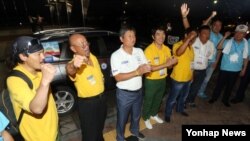 '한반도 통일'을 기원하며 러시아와 북한을 거쳐 한국으로 들어온 '고려인 이주 150주년 국제오토랠리' 참가단이 19일 오후 마지막 종착지인 부산 해운대구의 한 호스텔에 도착해 대장정을 마친 기쁨을 표현하고 있다.