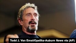 John McAfee saat mengumumkan pencalonannya dalam pilpres, di Opelika, Alabama, 9 September 2015. (Foto: Tood J. Van Emst/Opelika-Auburn News via AP)