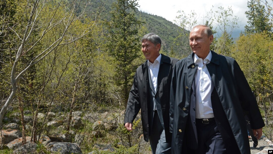 Prezidentlar Almazbek Atambayev, Vladimir Putin Bishkek yaqinidagi Oq Soy qarorgohida. 28-may, 2013-yil.