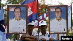 Members of the opposition Sam Rainsy's party take part in a local commune election campaign in Phnom Penh, Cambodia, May 18, 2012. 