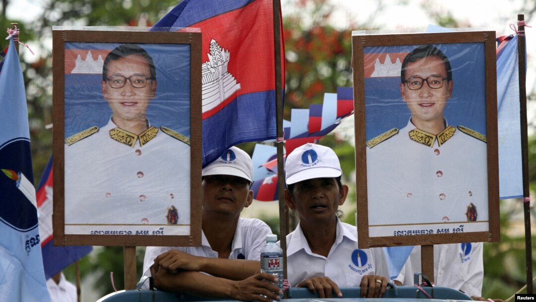Các thành viên đảng đối lập Sam Rainsy tham gia vào chiến dịch bầu cử ở Phnom Penh 